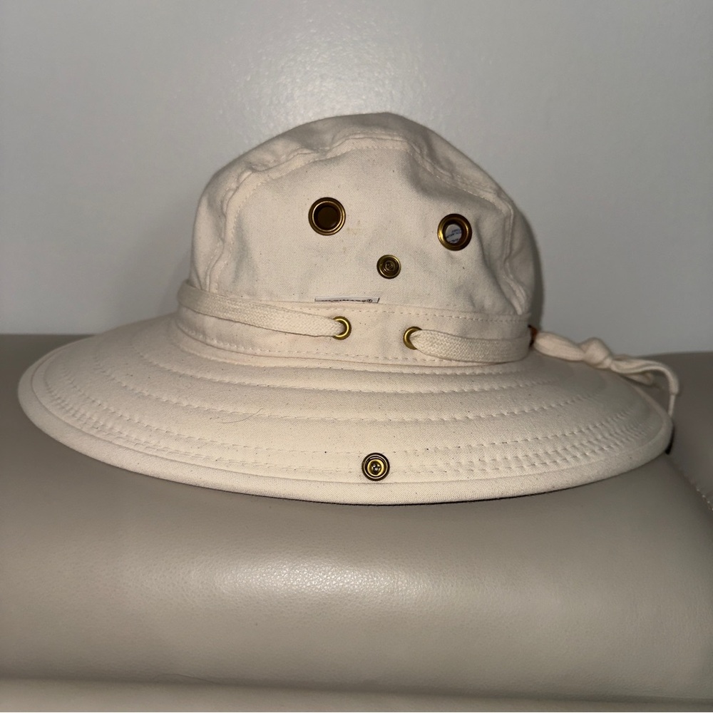 The Ultimate Hat. Size Medium. Sailing Fishing Boating Camping Hat. Off White.